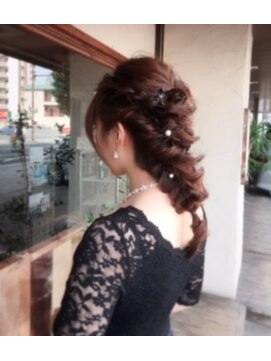 シークヘアー(Chic hair) ルーズな編み込みダウンヘア