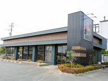 外観☆「ここですよ～！」店舗前に計20台分駐車スペースがございます！広い駐車場は大好評♪