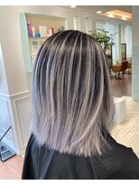 ジーナ 渋谷駅前(Zina)&nbsp;shion バレイヤージュで作るスジ感ホワイトカラー