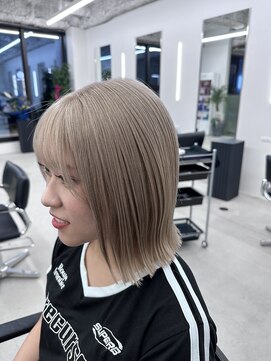 シンパ(sympa) 外ハネボブ×シルバーベージュカラー