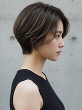 顔まわりのデザインで印象が変わる。あなただけの大人小顔ショート