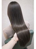 光をまとう艶髪ストレート