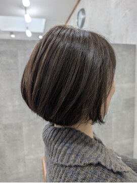 イル(iru) 白髪ぼかしハイライト×ショート