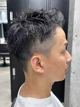 フイ 代々木(Hui) メンズ/アップバング/ツーブロックマッシュ/束感ショート波巻き