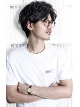 ”ビジネスシーンでも”ビジネスマンにも人気のある、爽やかなセンターパートパーマスタイル