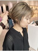 大人ハイライトグレージュブリーチカラーハンサムショートボブ
