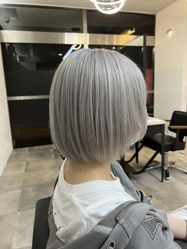 アルメリア 池袋(Arumeria) ホワイトカラーホワイトシルバーボブヘアレイヤーボブ10代20代