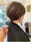 白髪ぼかし×ショートカット×艶カラーで後頭部丸み大人美ヘア