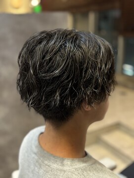 パクタ(PAcuTA.) パーマを活かしたメンズ刈り上げカット。