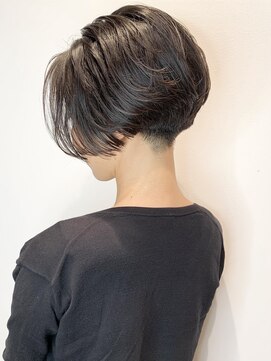 ステア ケース(stair case) 黒髪ハンサムショート刈り上げ女子センターパート