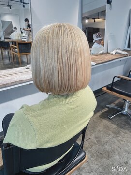 ニュート(Neut ) ホワイトミルクティーベージュ/ワンレンショートボブ/ハイトーン