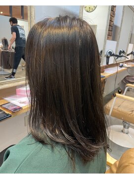 リノ 金山(Rino) デザインカラー/レイヤーカット/ウェットヘア/オリーブベージュ
