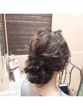 アーシュ(h[a:∫]) 綺麗シルエットシニヨンスタイル