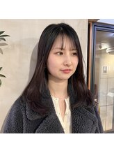 小顔に見せる、計算された顔周りデザインなレイヤー