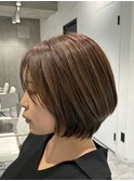 新城明るい白髪染め白髪ぼかしハイライト 大人ショートボブ