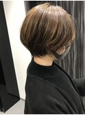 大人丸みショート×白髪ぼかしハイライト