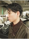 黒髪メンズパーマセンターパートカット