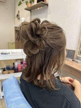 スエルテ(Suerte) ルーズシニヨンハーフアップ