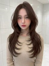 どんな服装にも似合う王道のモテロングレイヤーカット