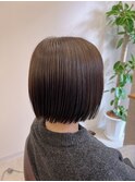 ベージュカラー、毛先軽めボブ