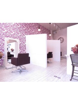 【半個室あり◎】白×紫のラグジュアリー空間でプライベートな時間を☆心地良い雰囲気でリラックス＊