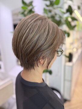 ステアケース 武蔵小杉店(stair:case) 伸びてきても気にならない分け目をまたいで白髪ぼかしハイライト