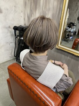 モニュメント(Monument) ショートボブとシアーグレージュ