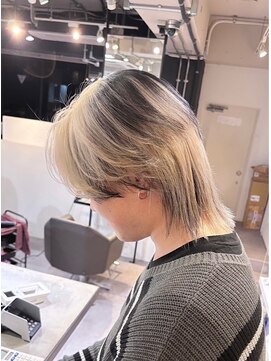 ベレーザ 渋谷(BELEZA) 13614ホワイトブロンドフェザーショート刈り上げセンターパート