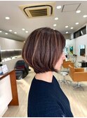おしゃれ大人女性のハイライト白髪ボカシ 内巻きショートボブ