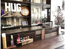 ヘアデザインワークスハグ(HAIR DESIGN WORKS HUG)の雰囲気（「西海岸cafe＆Bar」をイメージしたレセプションカウンター。）