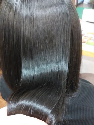 〈髪質改善専科〉縮毛矯正×極うるトリートメントで癖毛をケア。柔らかく艶のあるストレートヘアをずっと…