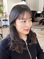 トエン(toen)&nbsp;無造作に動くこなれレイヤーが可愛いセミディスタイル