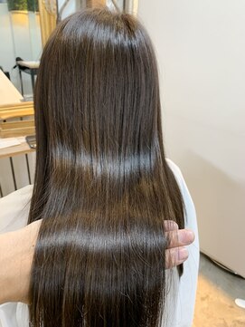 アイヴィ 表参道(IVY) ツヤのあるアッシュカラー　シースルーバング　レイヤーカット