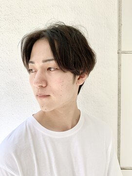 ヤリーバイミクマル(yaree by micmal.) 毛流れセンターパート無造作パーマツーブロック刈り上げ