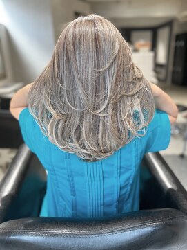 ジーレ(jiire) ホワイトブロンドレイヤーカット