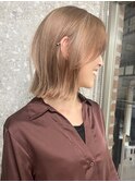 顔まわりレイヤーウルフカット前髪なしミルクティーベージュ韓国