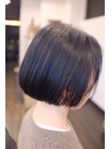 襟足ギリギリのコンパクトミニボブスタイル