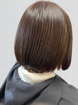 ロカ バイ ティアトロ ヘア サロン(ROCA by teatro hair salon) チョコレートブラウン 丸みショートボブ ベージュカラー