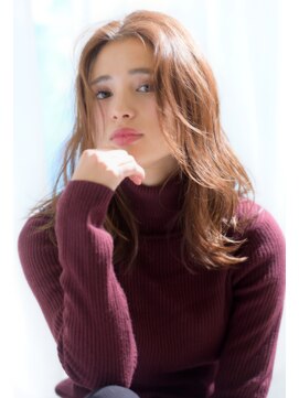 アイビー(Ivy) センターパートの前髪長めの外ハネセミロング
