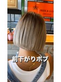 海外で流行っている前下がりボブ