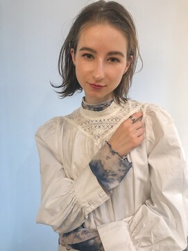 マグノリア(MAGNOLIA) エアリーミディのオイル仕上げのパーマヘア(ホワイトアッシュ)