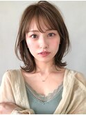 大人可愛いくびれヘアこなれミディ美髪ホワイトグレージュ 桐山