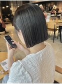 20代30代透明感暗髪アッシュブルーグレージュ丸みボブ