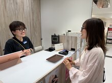 まずは受付！フロント専門スタッフが笑顔でお出迎えいたします