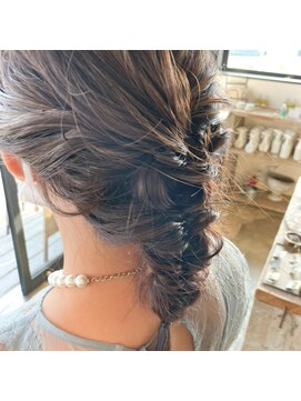 ミル(1001 mille) 結婚式のお呼ばれに編みおろし風ヘアアレンジ