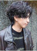 スーツ短髪ツーブロック束感モテる黒髪シークレットパーマ流行