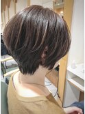 トップにボリューム、奥行きがある前下がり丸みショート