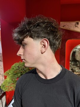 メリケンバーバーショップ トーキョー(MERICAN BARBERSHOP TYO) メンズカットツーブロックスペインカールフェード260シマズ