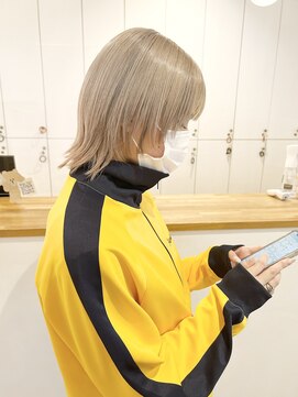 ルッツ(Lutz. hair design) ウルフカット×ミルクティーベージュ【千代田彩夏】