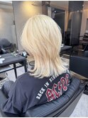 ウルフカット×ブロンドカラー